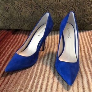 Royal blue pump